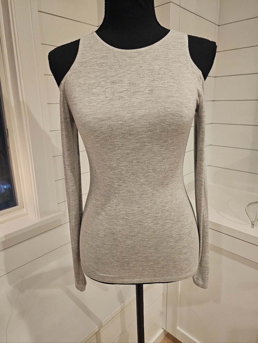 Cold-Shoulder Ribbed Knit Top in Light Gray/Beige